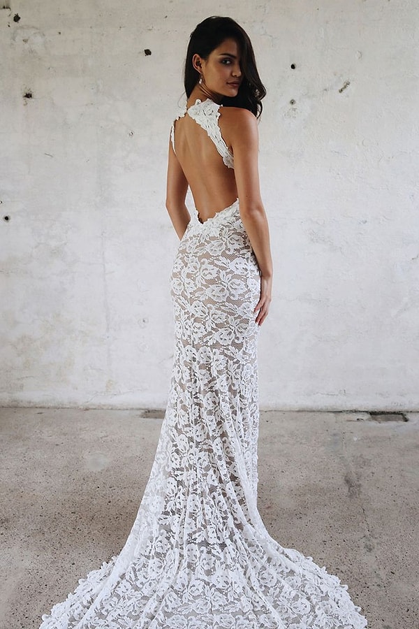 Впрочем, жаловаться не на что. Моделей и фасонов - великое множество! Можно подобрать что-то более-менее закрытое, но с изящным декольте.