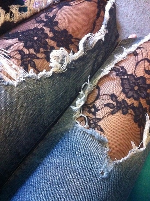 5. Если дырки на рваных джинсах стали слишком большими, наденьте под низ колготки с интересным рисунком