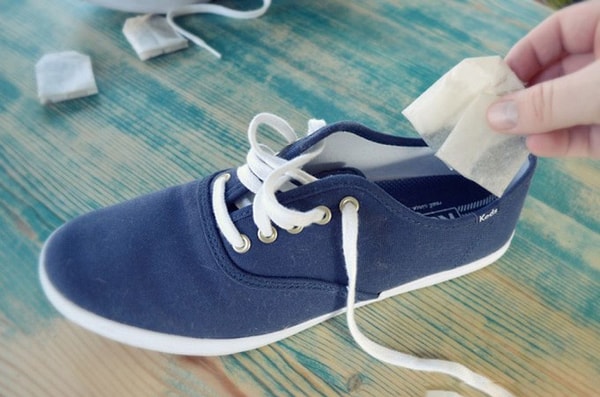 9. А вот лайфхак, как избавиться от неприятного запаха в обуви — положите туда чайные пакетики на ночь, и дурной запах исчезнет