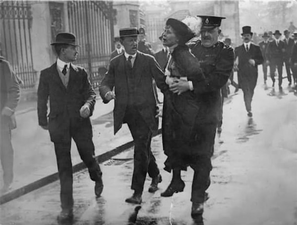 7. Девушки, женщины, давайте не будем забывать то, что сделали для нас эти храбрые женщины