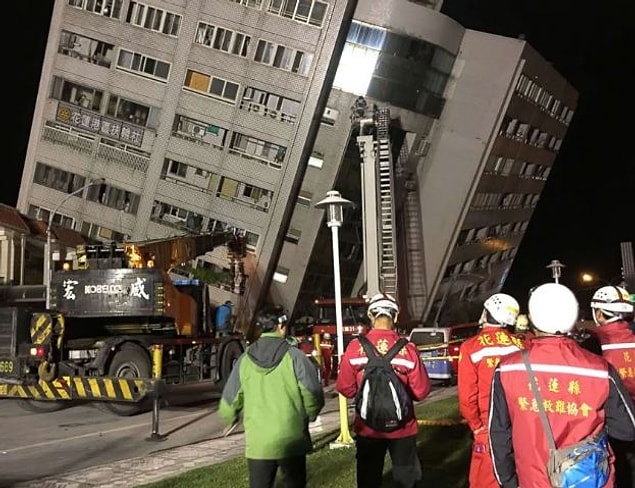 1. Deprem gece yarısından hemen önce, Tayvan’ın doğu kıyısındaki 100 bin nüfuslu, turistik Hualien kenti yakınında meydana geldi.
