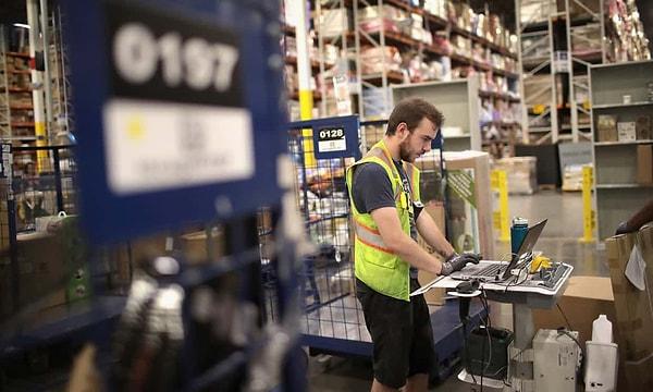 Bir müşteri Amazon'dan herhangi bir sipariş verdiğinde, sipariş detayları büyük depolarda görev yapan çalışanların elindeki cihazlara yönlendiriliyor.