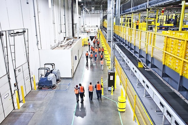 Siparişi gören çalışanın en hızlı şekilde ürünün nerede olduğunu bulması ve paketleyerek gönderiye hazır hale getirmesi gerekiyor.
