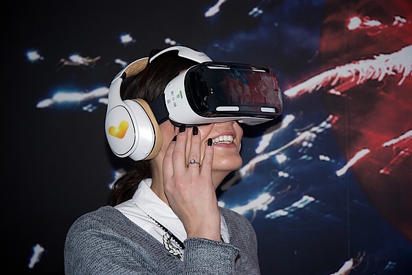 VR(Sanal Gerçeklik) gözlükleri bizler zahmet etmeden dünyayı ayağımıza seriyor.