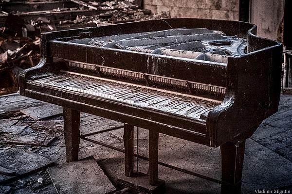 8. Terkedilmiş kasaba Pripyat opera binasında çürüyen bir kuyruklu piyano.