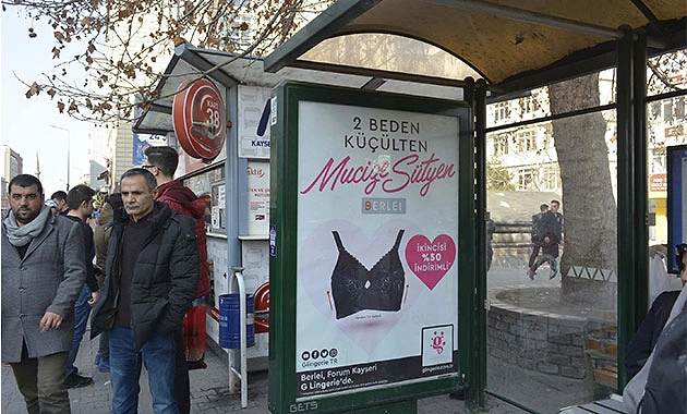 Grubun tepkisinin ardından bugün marka reklamdan kadını sildi.