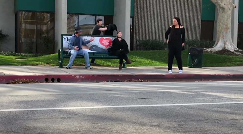 İllüzyonistin Kafa Koparma Hilesi ile Neye Uğradıklarını Şaşıran İnsanlar