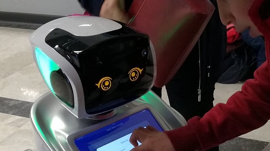 Bakanın Sözünü Kestiği İçin Format Atılan Robot Özür Diledi!