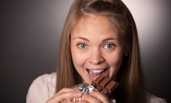 2. От шоколада появляются прыщи