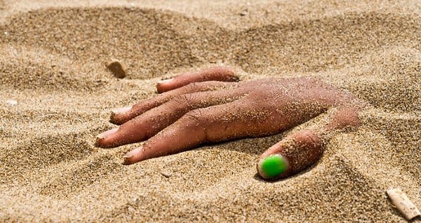 8. Волосы и ногти человека растут даже после его смерти