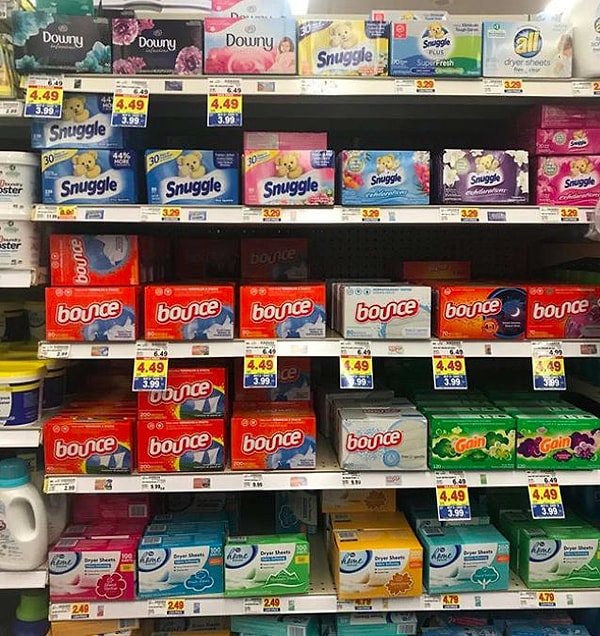 7. Выложите дно мусорного ведра салфетками с антистатиком, чтобы скрыть неприятный запах