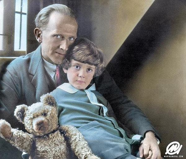 6. Winnie the Pooh'un yazarı A. A. Milne ve oğlu Christopher Robin. Elindeki ayıcık da gerçek Winnie the Pooh, 1926.