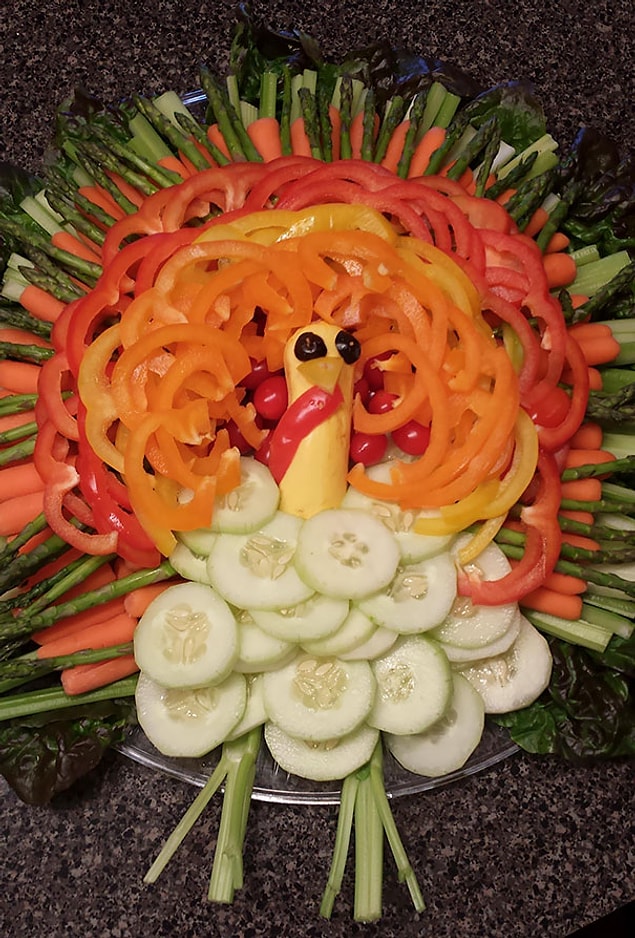 3. "Yemek konusunda çok kötü olduğum için Şükran Günü'nde sen sebzeleri kes yeter denmişti. Ailem kıymetimi anlasın diye, kestiğim sebzelerle böyle bir tepsi hazırladım."