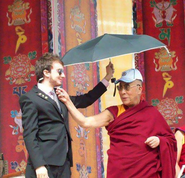 9. "Arkadaşımın Dalai Lama'nın koruması olarak çalıştığına inanmamıştım ta ki Facebook'ta bu fotoğrafını görene kadar..."