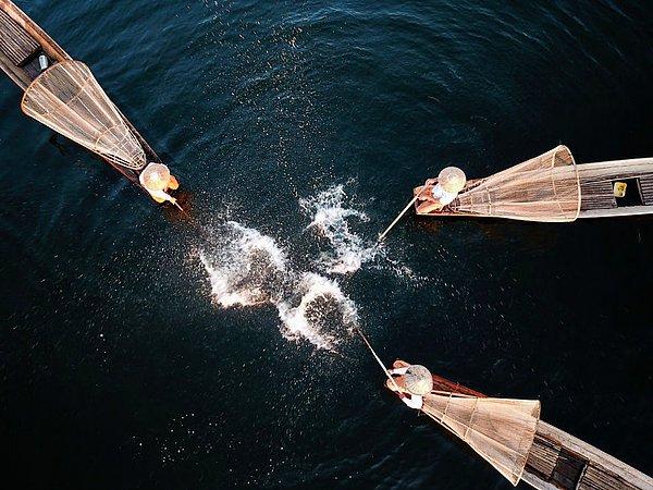 16. 'Inle Nehri Balık Avı Şovu' Water Qinghua, meraklılar grubu öykü dalında birincilik ödülü
