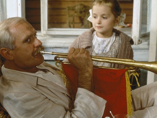 6. Этот фильм режиссера Никиты Михалкова повествует о жизни комдива Котова, который подвергся репрессиям Сталина. Картина является лауреатом премии «Оскар» за «Лучший фильм на иностранном языке».