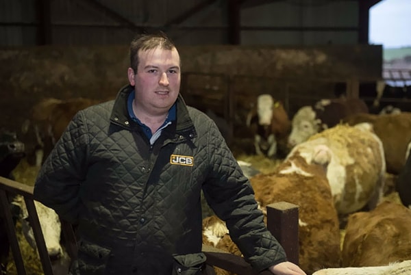 1. В тот день фермер Брюс Грабб отмечал новоселье. Он пошел проверить своих коров и, включив фонарь, обнаружил в хлеву тигра.