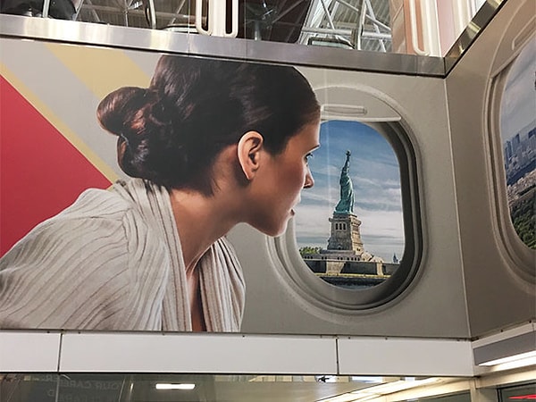 7. У этой женщины слишком спокойно лицо, учитывая, что ее самолет вот-вот обрушится в Гудзонов залив