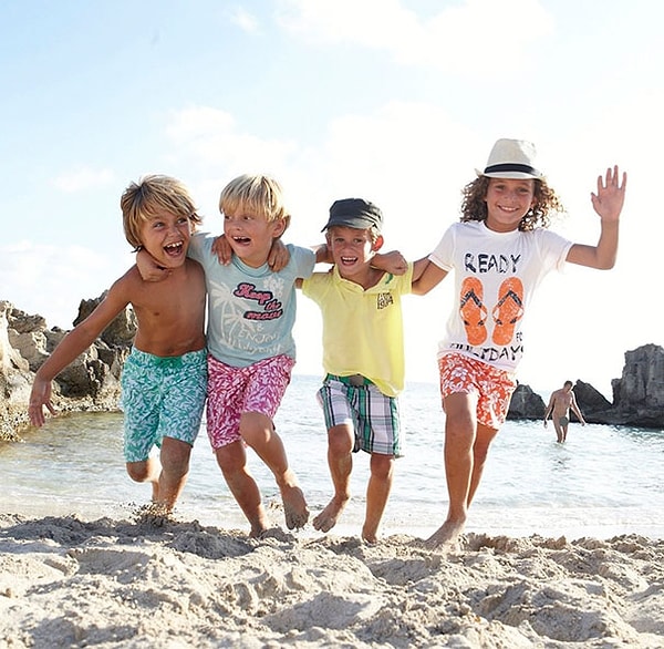 27. А здесь наоборот не мешало бы воспользоваться Фотошопом. Французский интернет-магазин одежды La Redoute забыл убрать со снимка голого мужчину