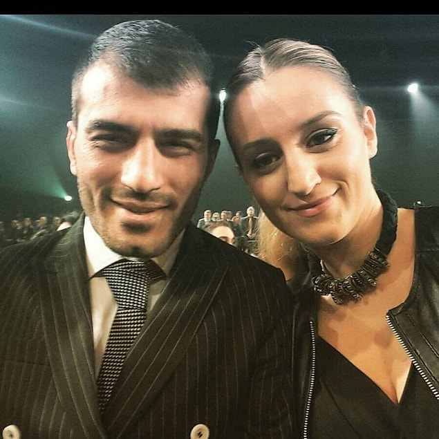 Özellikle kadın hayranlarının en çok merak ettiği şey evli olup olmadığı. Evet, kendisi Merve Bayraktar ile evli ve çok mutlu bir evliliği var.