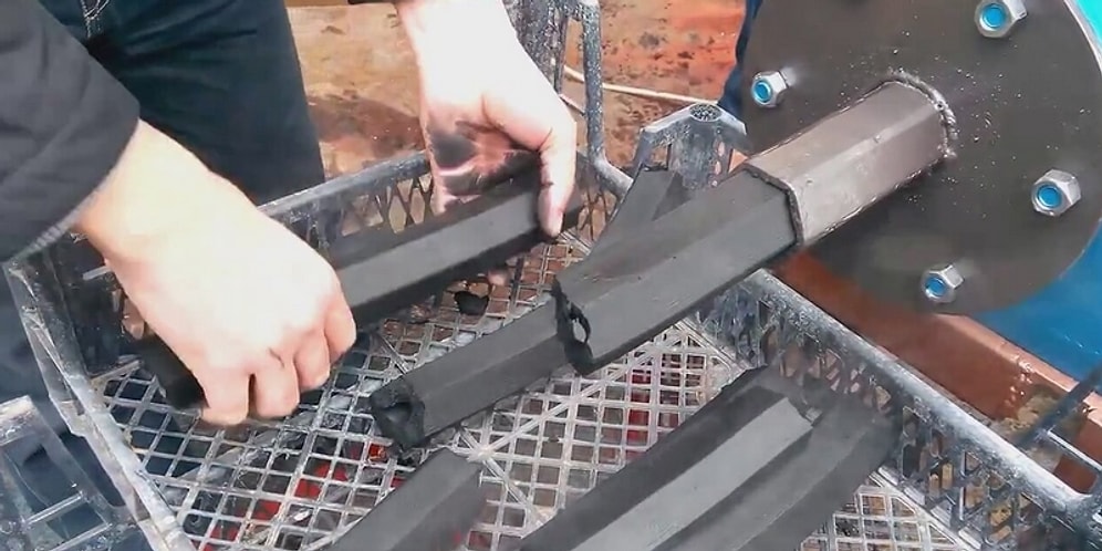 Toz Halindeki Kömürü Sıkıştırıp Mangal Kömürü Haline Getiren Makine