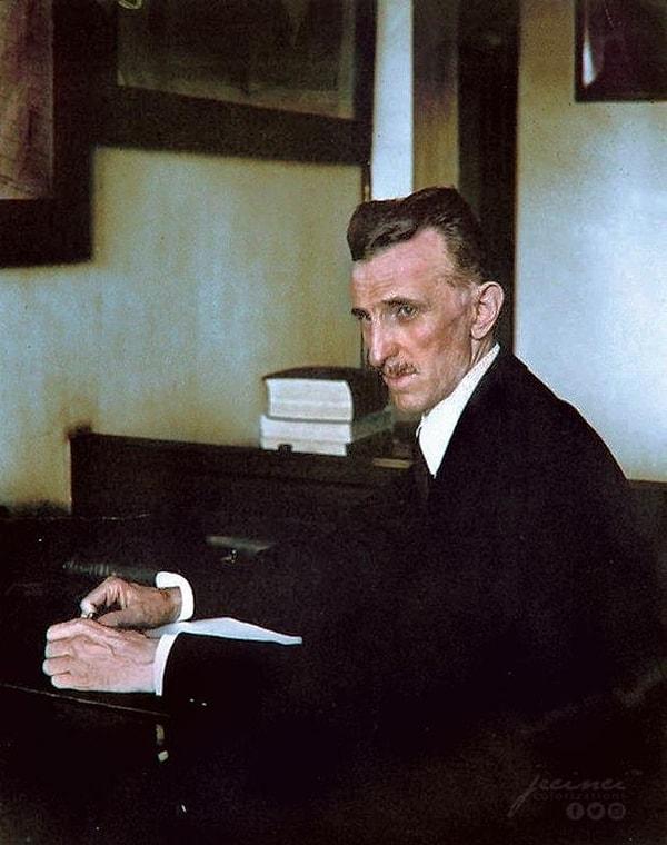 10. Nikola Tesla New York City'deki ofisinde, 1916.