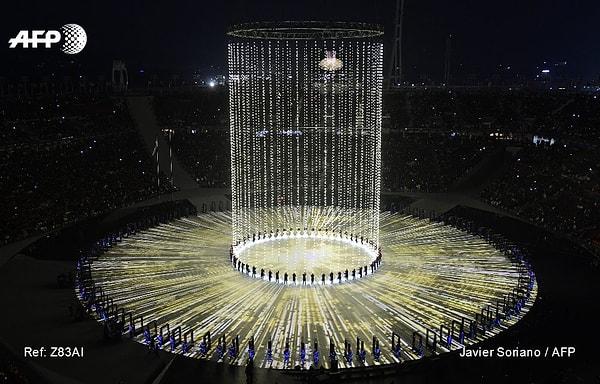 Güney Kore ve Kuzey Kore'nin ortak noktada buluşmasını sağlayan ve 25 Şubat Pazar gününe dek sürecek oyunların 'barış' temalı açılış törenine, 35000 kapasiteli PyeongChang Olimpiyat Stadı ev sahipliği yaptı.