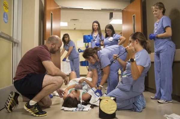 «Единственное, что я помню сейчас, это то, что мой муж положил полотенце мне под голову, чтобы я могла расслабиться...