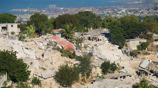 Oxfam, Haiti'nin Port-au-Prince kentinde 2010 yılında meydana gelen ve 1.5 milyon kişinin evsiz kaldığı depremin ardından bölgede büyük çapta bir yardım çalışması başlatmıştı.