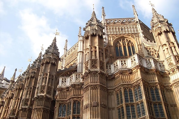 3. Где находится традиционное место захоронения британских монархов?