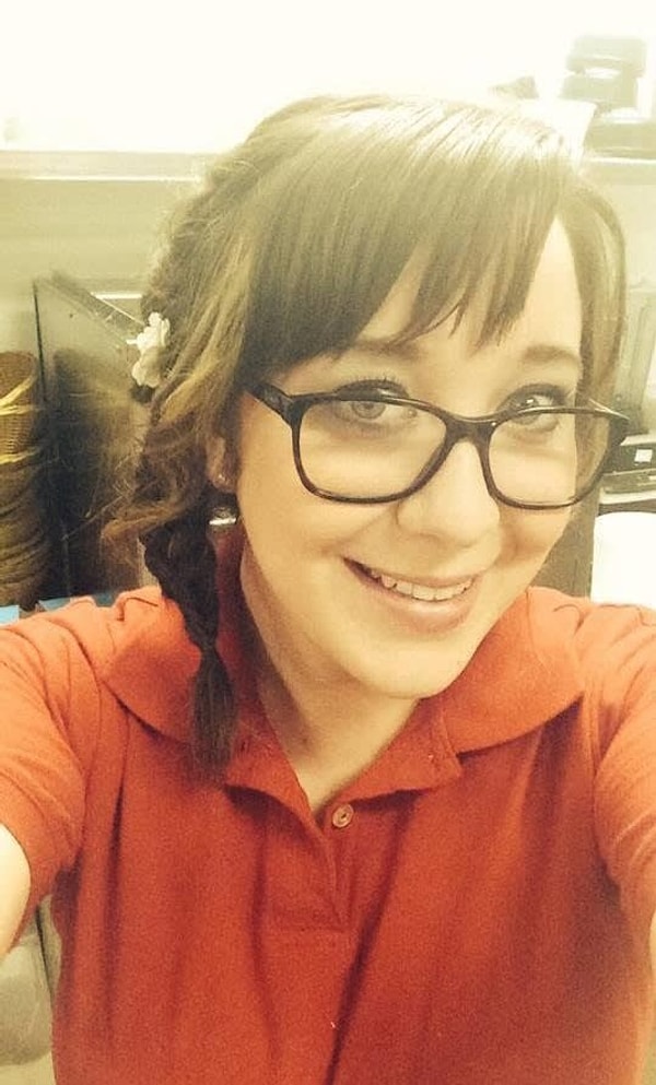 1. Это Эшли Арнольд, 27-летняя жительница Айдахо-Фолс, США. Она неработающая мама, которая удаленно получает образование в области социологии в Университете южного Нью-Гэмпшира.