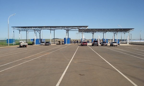 9. Чем примечательна граница между Россией и Казахстаном?