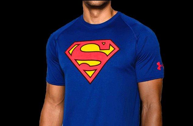 13. Evet kızlar istiyoruz ki sevgililerimiz Supermen gibi güçlü ve kuvvetli bir kahraman olsun. O t-shirt'le olmuyor be güzelim.