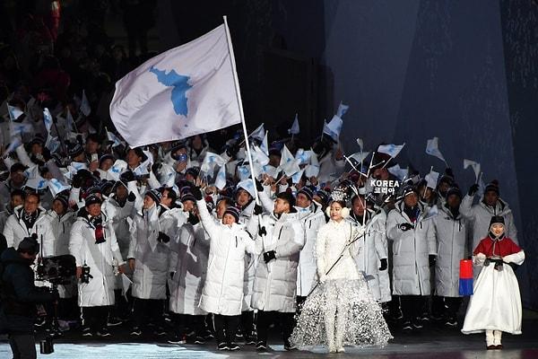 16. Güney ve Kuzey Kore tek bayrak altında açılış törenine katıldı.