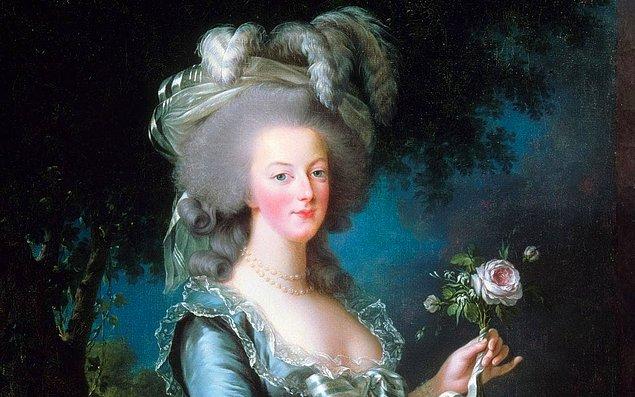 Sevgililer Günü'nde kırmızı gül gönderme adeti de Fransız kralı XVI. Louis'in karısı Marie Antoinette'e bu günde kırmızı güller göndermesiyle başladı.