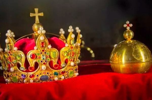 4. Как называется форма правления, при которой политическая власть принадлежит жрецам, духовенству?