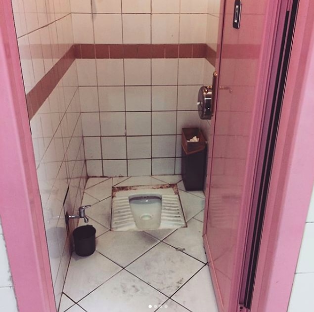 Hesap popüler mekanlar kadar İstanbullu'nun hatta İstanbul'a işi düşen pek çok insanın gitmek zorunda kaldığı Taksim Metrosu tuvaletini de incelemiş.