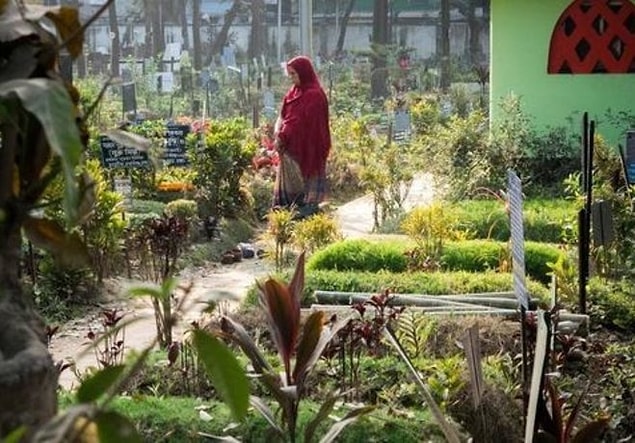 Sabiha Begüm, 12 yaşında intihar eden kardeşi için 10 yıldır mezarlık görevlilerine rüşvet ödüyor.