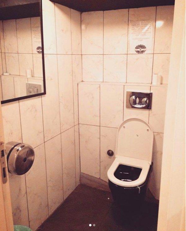 Hesap dünyada da yaygınlaşan cinsiyetsiz tuvalet furyasından eksik kalmamış. İşte Beşiktaş'taki bir yeni nesil kahveciye verilen not: