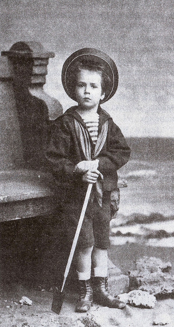 4. Этот правитель родился в обеспеченной семье и имел прямое отношение к самым знаменитым монархам Европы.