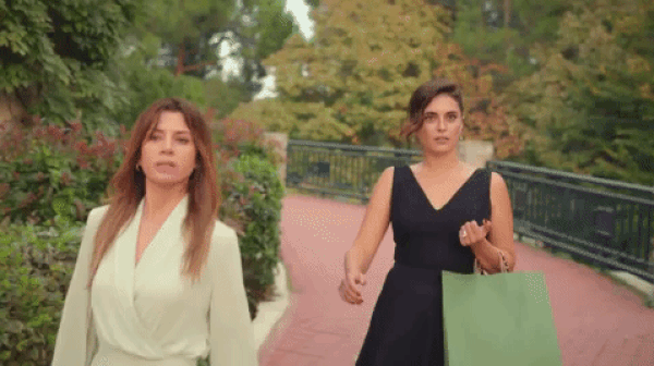 Merve Aksak; haline, tavrına, duruşuna yaraşır stiliyle iddialı seçimlerin kadını! Rengarenk kıyafetlerin yanı sıra siyahı başarılı kombinlerle kullanıyor...