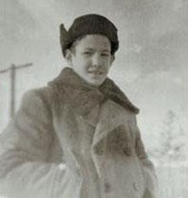 8. Этот будущий лидер стал строителем и очень интересовался спортом (особенно волейболом), хотя у него не было двух пальцев на левой руке (результат взрыва гранаты). Его отца обвинили в антисоветской агитации и тот три года провёл в ГУЛАГе.