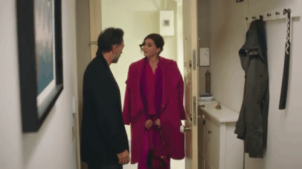 Pembe ve mor gibi renklerin de cesur tonlarını bir arada kullanarak hem çekici bir hava yakalıyor hem de yine güçlü duruşundan taviz vermediğini gösteriyor.