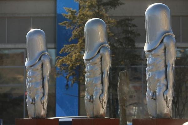 Pyeongchang, Güney Kore'de bulunan Olimpik medya merkezinin önünde 3 adet tuhaf heykel bulunuyor.