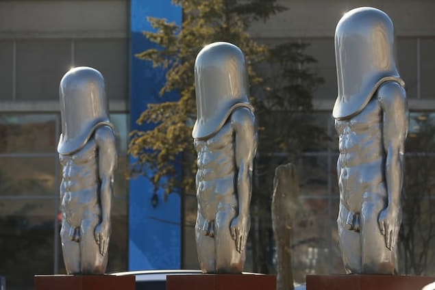 Pyeongchang, Güney Kore'de bulunan Olimpik medya merkezinin önünde 3 adet tuhaf heykel bulunuyor.