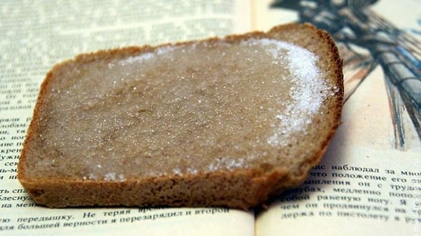 11. И мы не могли забыть о сэндвиче нашего детства - хлебе с сахаром! Или с солью - кому как больше нравилось :)