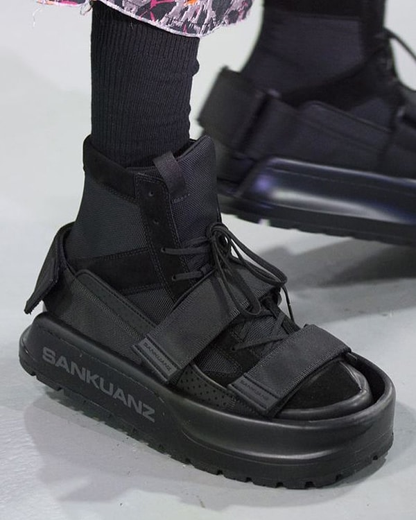 8. Конечно, можно сказать, что такая обувь защищает основную обувь и не дает ей пачкаться.