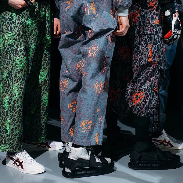 10. Цель, конечно же, состоит в том, чтобы придумать что-то новое и продвинуть громоздкую обувь еще на одну ступеньку выше.