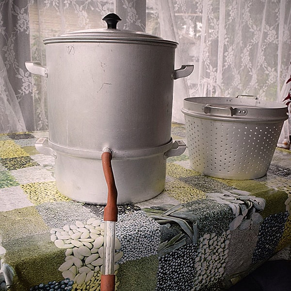 2. Для чего используется это огромная металлическая кастрюля?