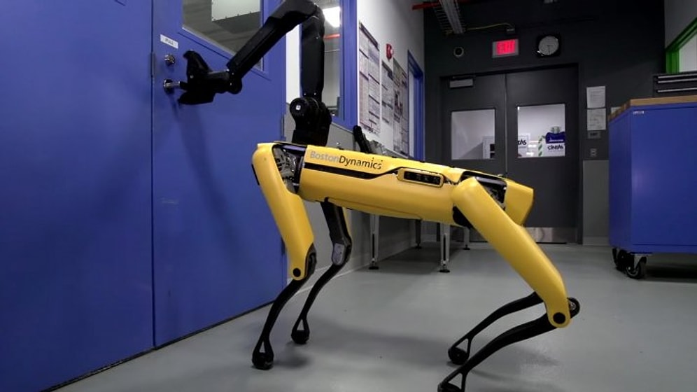 Boston Dynamics'ten Akıllara 'Black Mirror' Dizisini Getiren Video: Robot Köpek SpotMini Kapıları Açıyor!